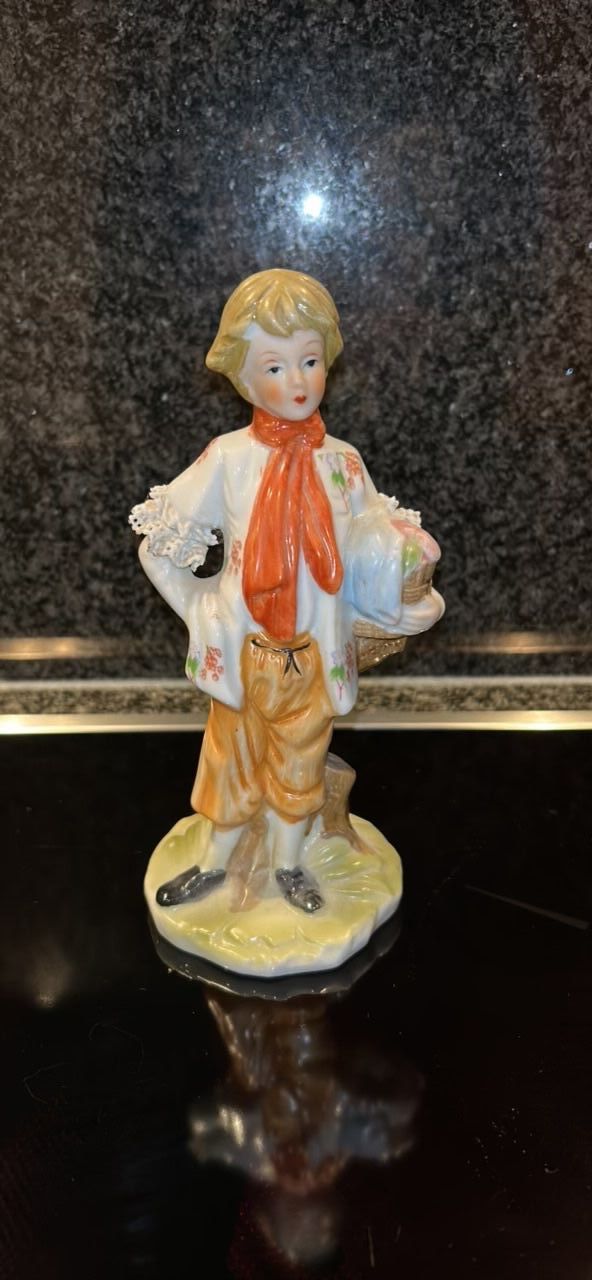 Statuette: Porzellan Figur Junger Mann mit Korb / H17 cm – Usato da Arbedo venduto da nadia1973