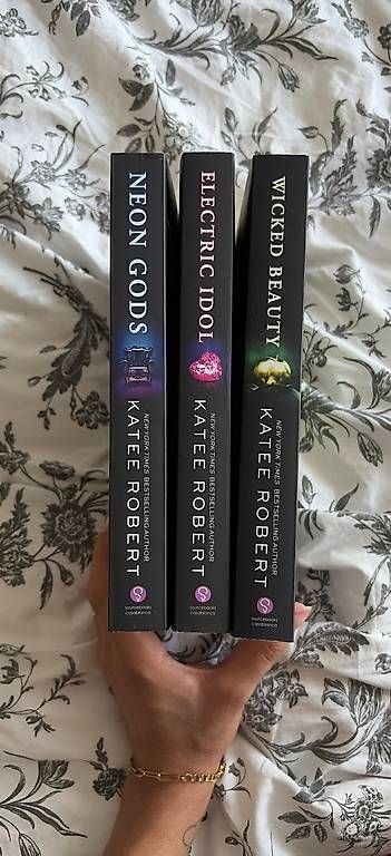 Libri: Neon Gods Reihe- Katee Robert – Nuovo e nell'imballaggio originale da Glattpark(Opfikon) venduto da aal_m5w5