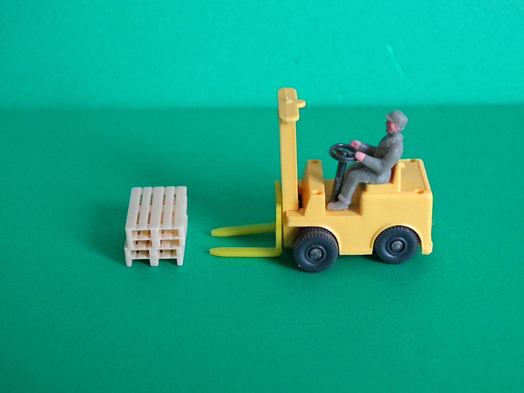 Wiking Modellautos: Stapler mit Palette von Wiking 1/87 – Gebraucht aus Bretzwil von Meex 3