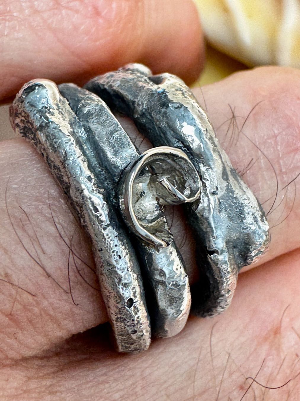 Anelli: Handgefertigter Massiver Silber-Weissgoldring – Nuovo e nell'imballaggio originale da Jona venduto da Herzschmiede 1
