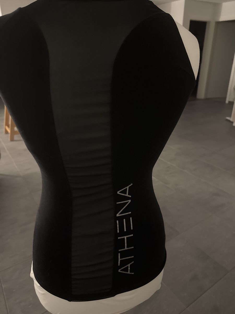 Top: Schwarzes Sporttop von Body Engineers – Usato da Niederscherli venduto da Doene0 2