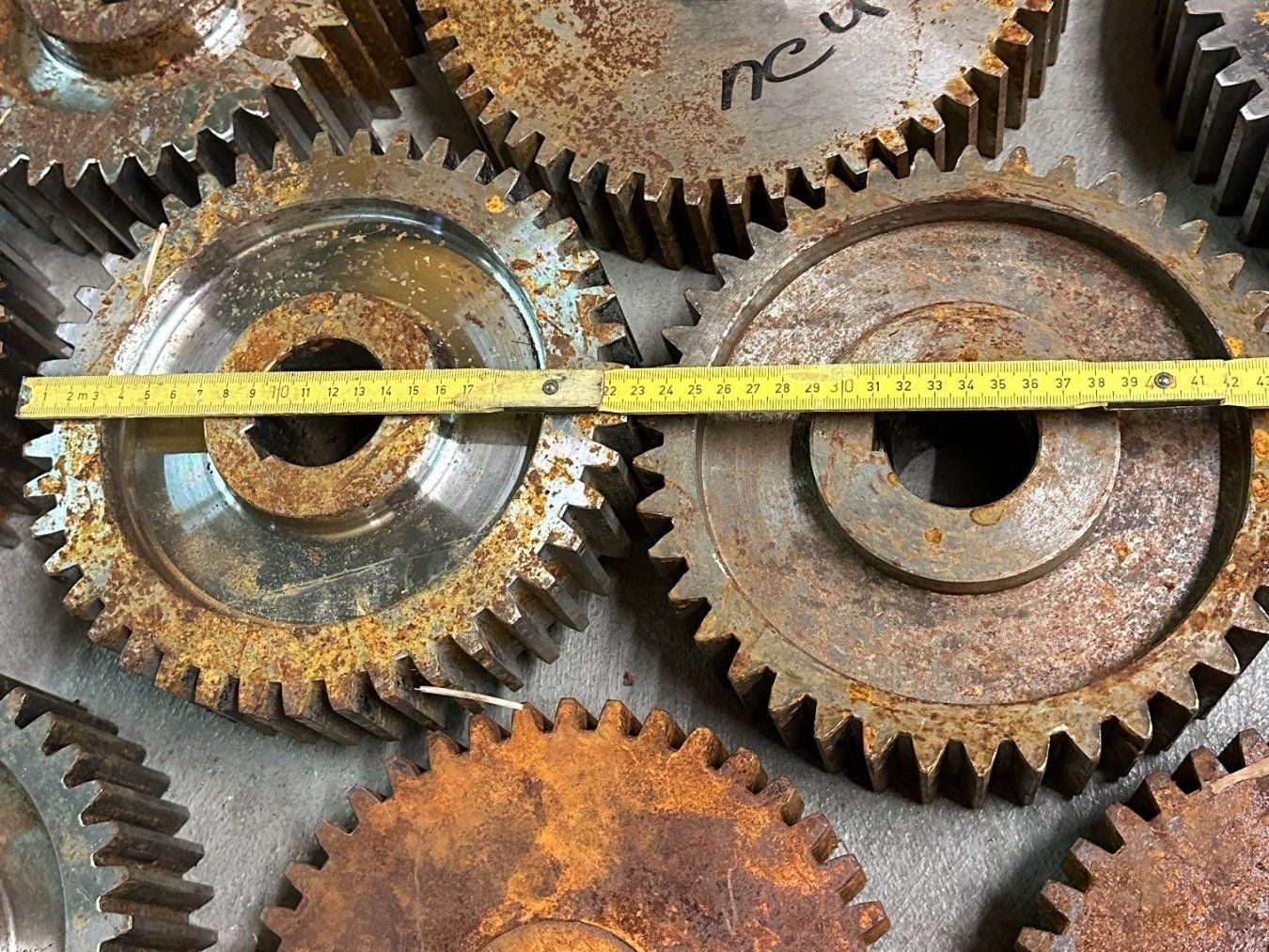 Zahnräder: Zahnräder Metall Rost verschiedene Grössen – Gebraucht aus Luzern von Lager6640 2