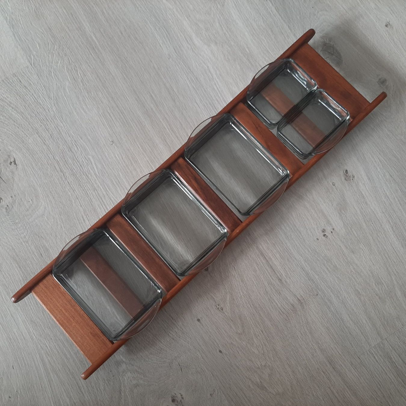 Holmegaard Servierplatten: Mid Century 60er Digsmed Teak Tablett Holmegaard Rauchglas – Gebraucht aus Erschwil von Karabella 3