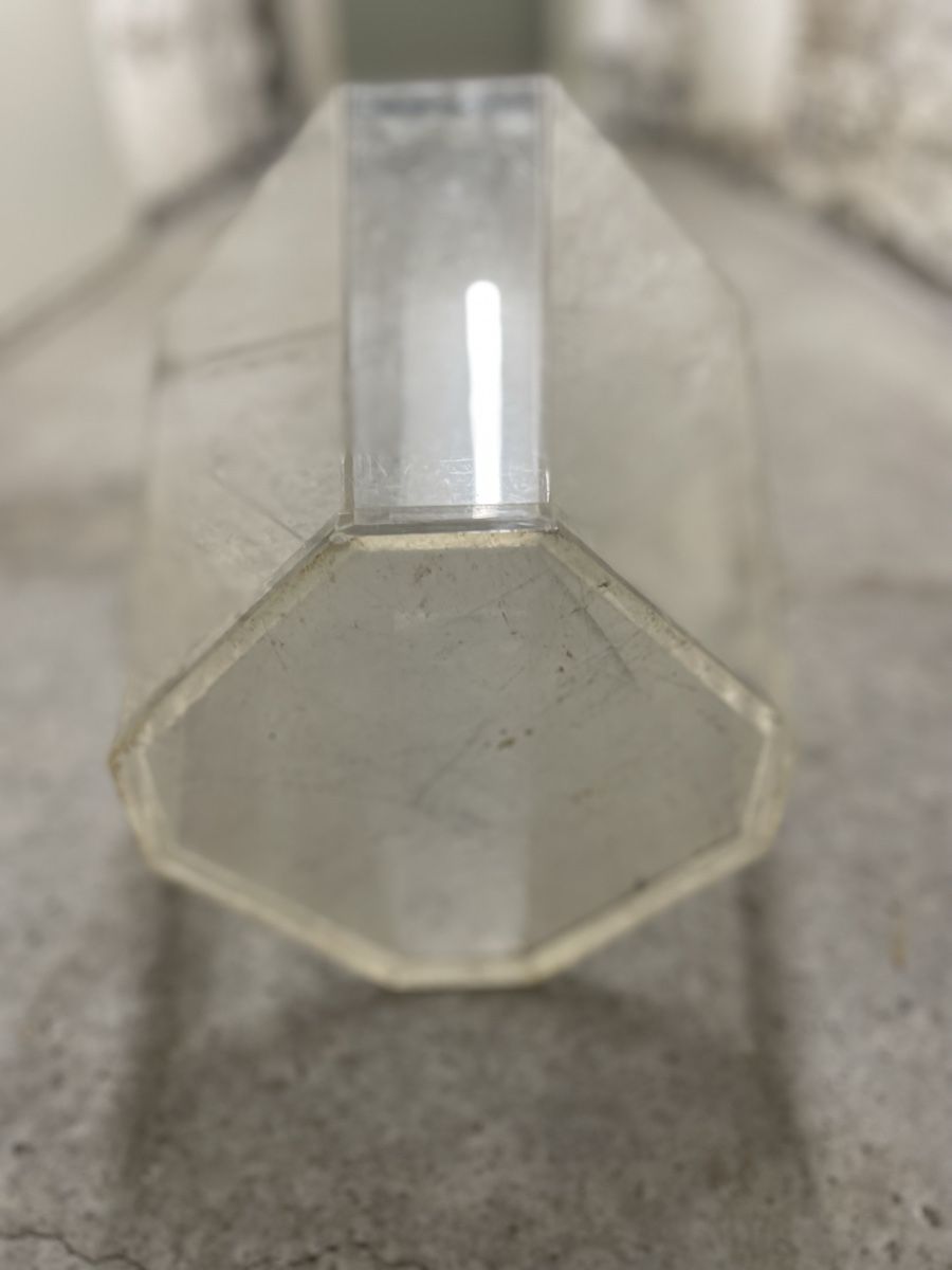 Vasen & Gefässe: Acryl Vase 8-eckig transparent Gebraucht – Gebraucht aus Genève von DEBARR.AS 7