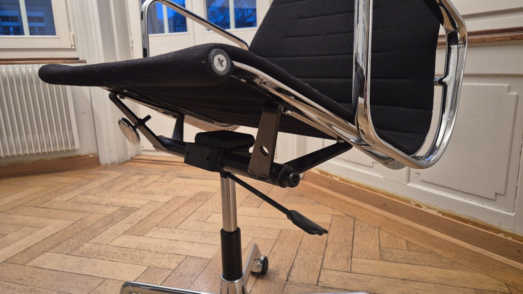 Eames Stühle: Eames Aluminium Chair (Vitra) – Defekt aus Bern von Gregonetwo 3