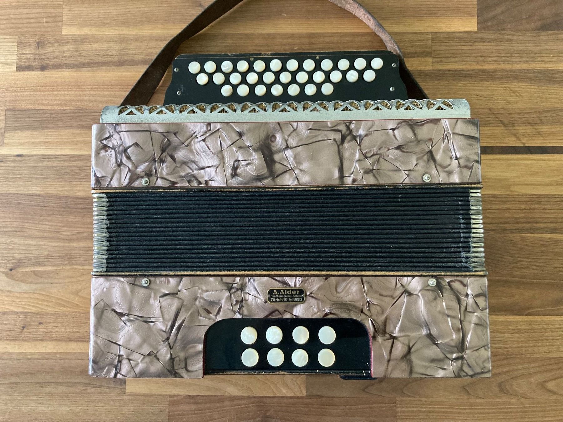 Strumenti musicali: Akkordeon – Usato da Mönchaltorf venduto da Tschibi