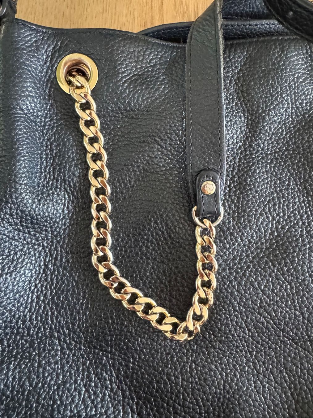 Michael Kors Taschen für Damen: Schwarze Michael Kors Handtasche mit Golddetails – Gebraucht aus Inwil von san_zh 2