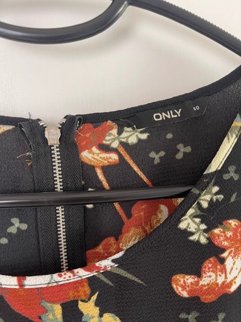 Only Blusen: ONLY leichte Bluse Gr. 40 schwarz geblumt – Gebraucht aus Aesch ZH von niro007 1