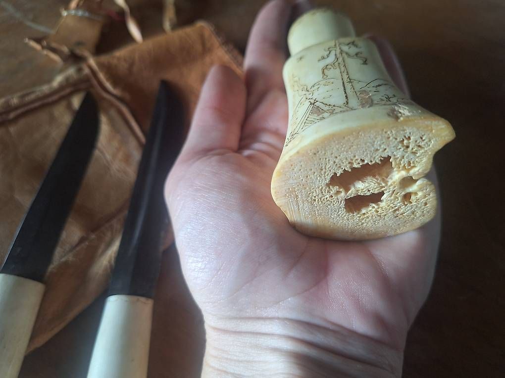 Posate: Antike Knochen-Handarbeit Messerset mit Ledertasche  – Usato da Wynau venduto da Ziegler_Secondhand