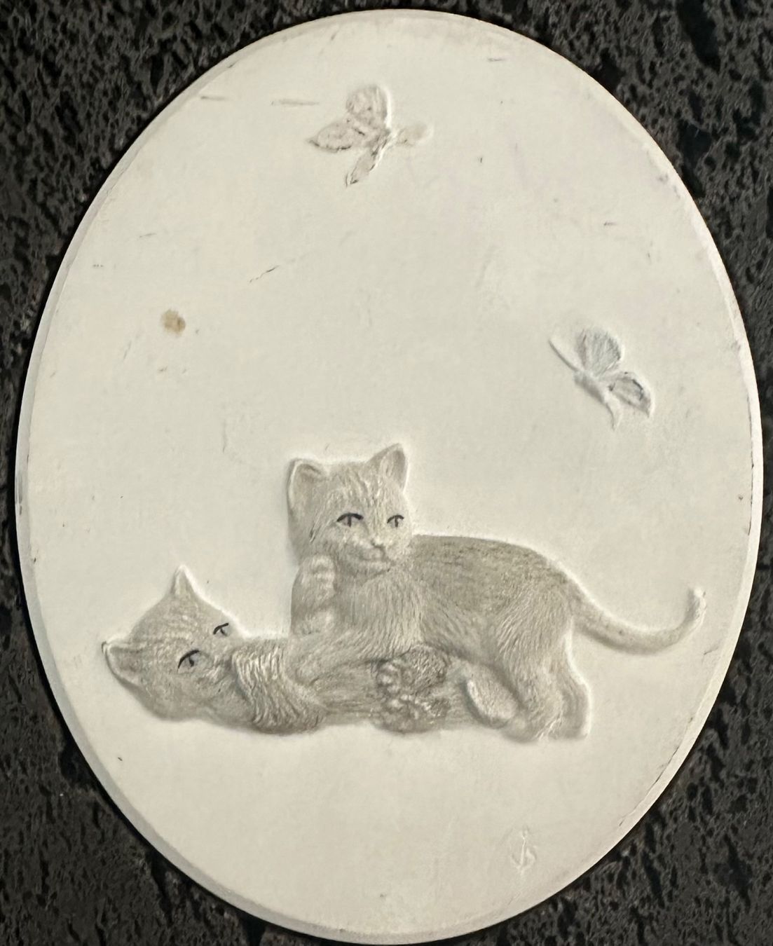 Gemälde: Porzellan Katzen Relief – Gebraucht aus Hochdorf von  1