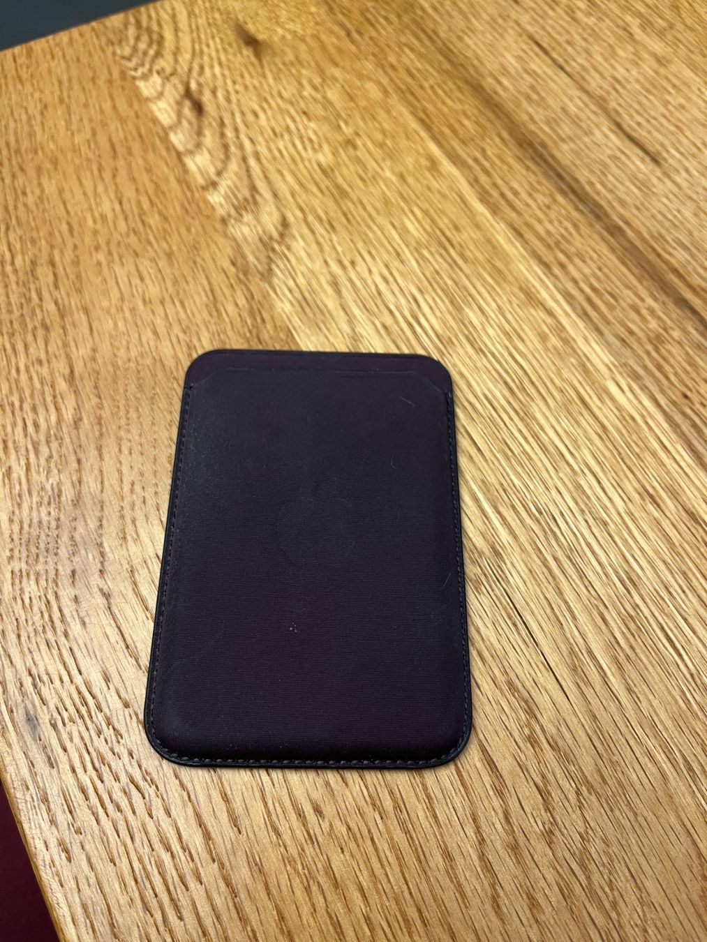 Cover & Protezioni schermo: iPhone Wallet mit MagSafe – Farbe: Brombeere – Usato da Zürich venduto da K.B123