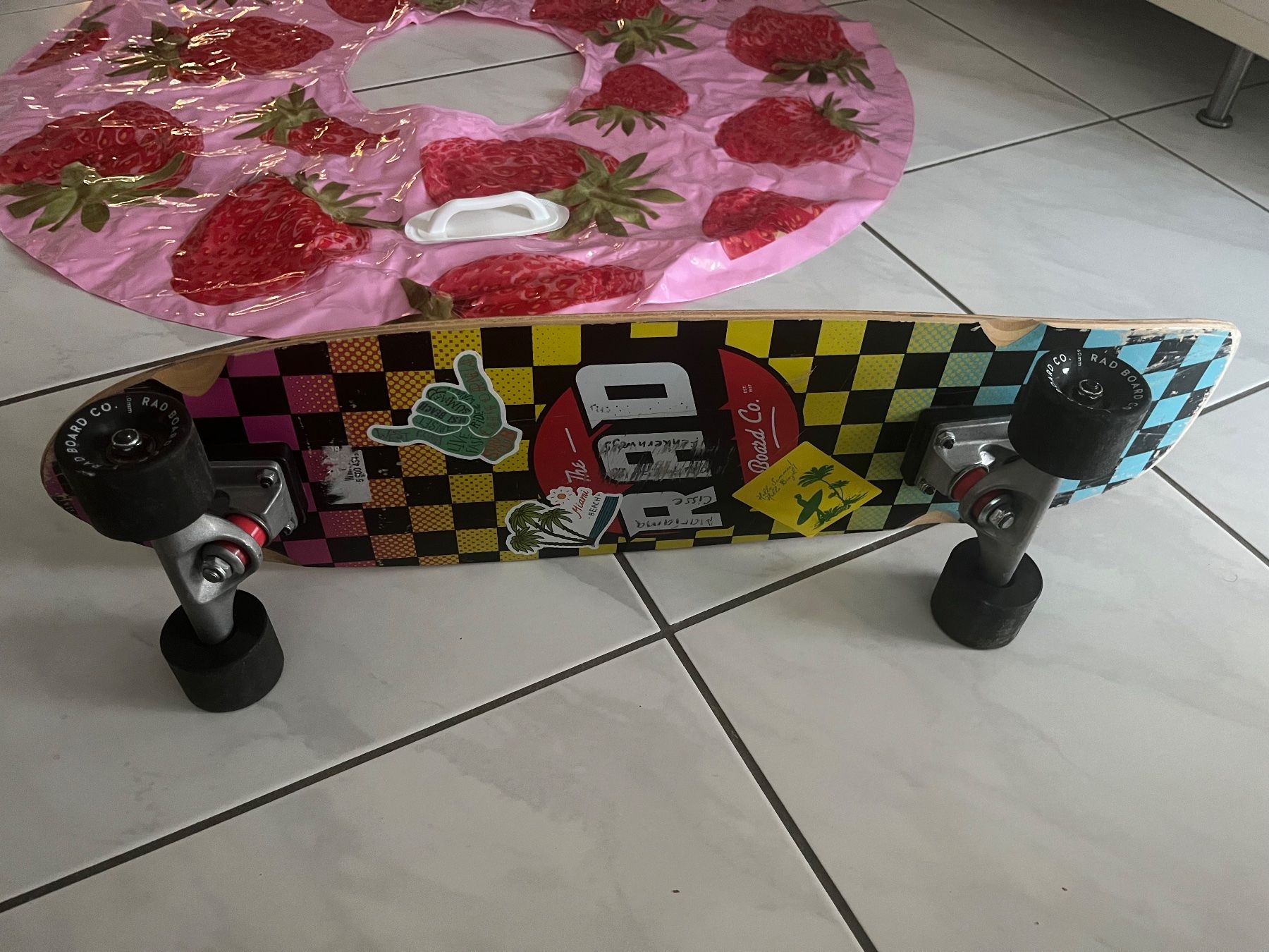 Skateboards: Skateboard mit farbigem Design leichte Gebrauchsspuren – Gebraucht aus kriens von Cashmere32 1