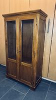Elegante Holzvitrine mit Glastüren und Schlüssel