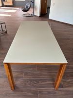 Massiver Esstisch Holz mit Glasplatte