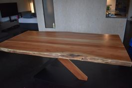 Massiver Akazien-Esstisch – Live Edge