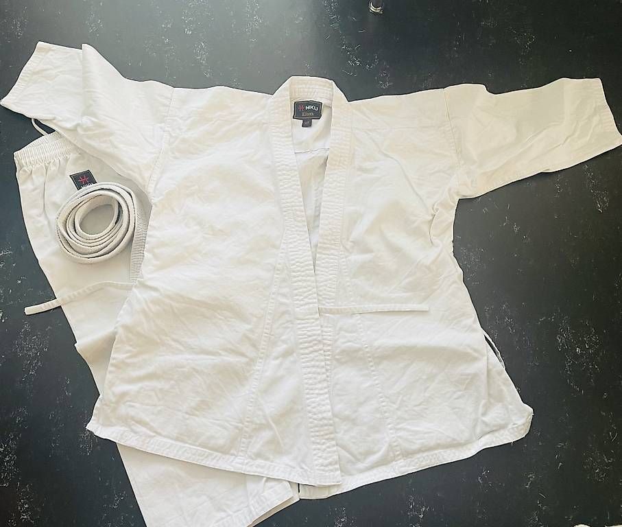 Kimono: Karate, Judo-Kampf-Sport Gr. 140 – Usato da Zürich venduto da Guadelupita