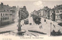 La Chaux-de-Fonds (NE) Rue Léopold Robert mit Tram, Brunnen