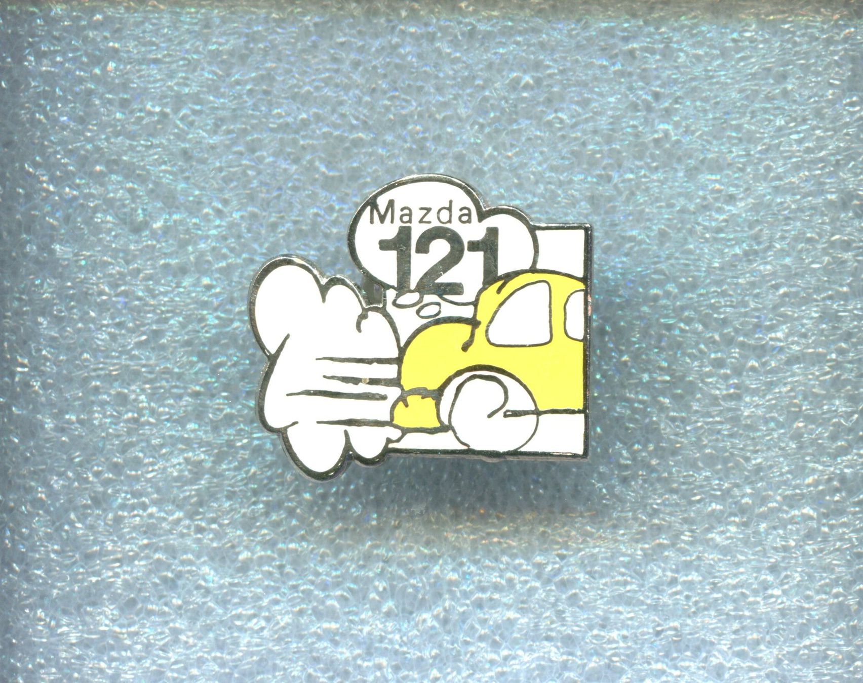 Plaketten & Abzeichen: Mazda  121 – Gebraucht aus Winterthur von Sammleroase