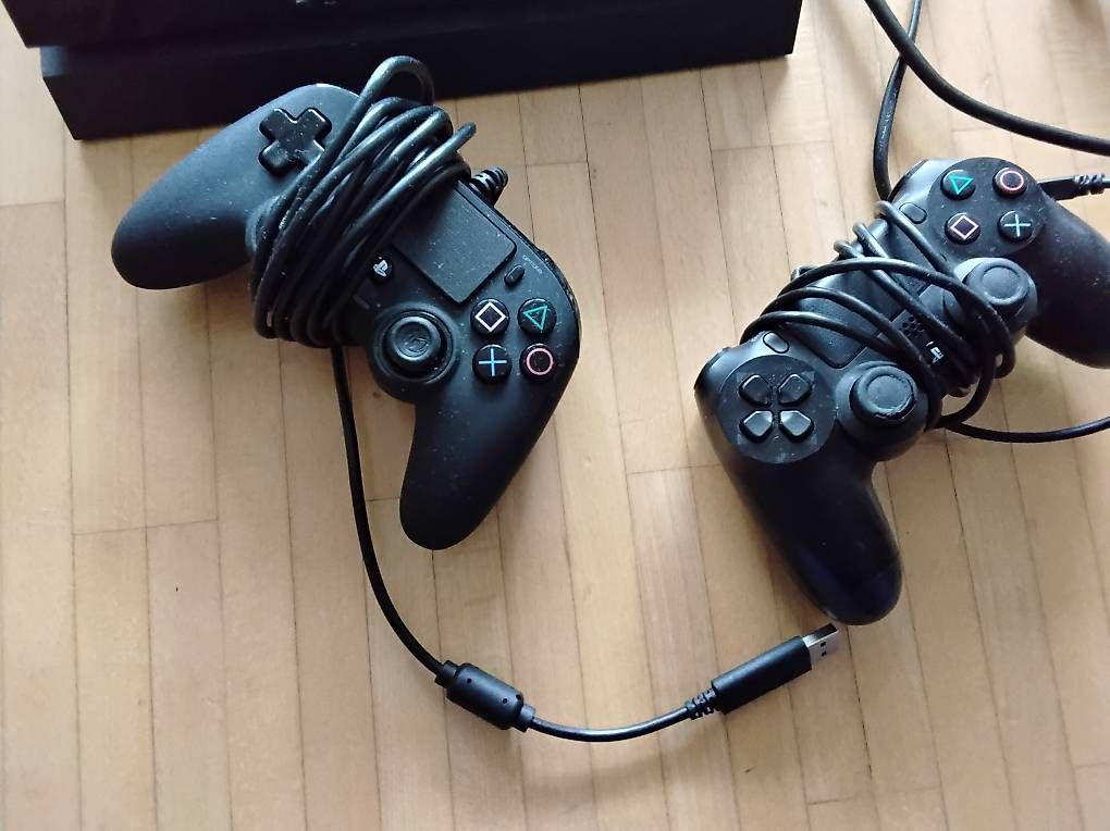 Sony Console: PS4 Slim + 2 Controller + Games, Sommer-Spass! 🥳 – Usato da Wolhusen venduto da neutronic 2