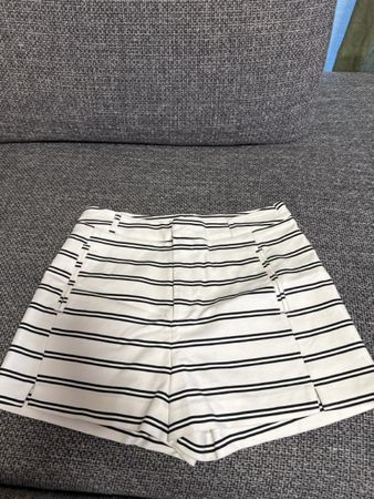 Stradivarius white striped shorts size EUR 38