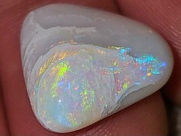 Natürlicher australischer Opal aus Lightning Ridge.