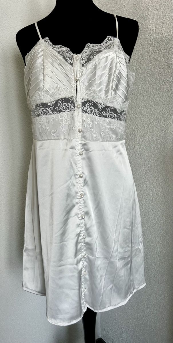 Vestiti: Kleid weiss mit Knöpfe und Spitzen – Nuovo (secondo la descrizione) da Siebnen venduto da fulli2