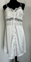 Kleid weiss mit Knöpfe und Spitzen
