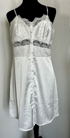Kleid weiss mit Knöpfe und Spitzen