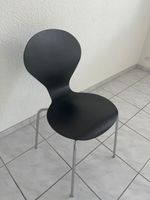 Vier Stühle mit Metallgestell