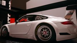 Porsche 911 GT3 RSR von Autoart in 1:18