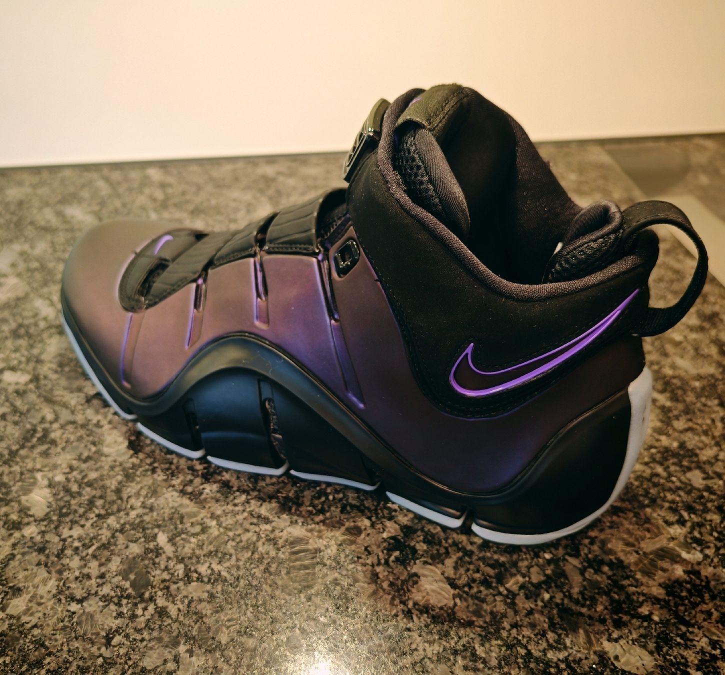 Nike Scarpe da uomo: Nike Lebron 4 – Nuovo (secondo la descrizione) da Cham venduto da jes_vy9d 1