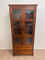 Classic Jysk Cuba Glasvitrine aus Massivholz | 2 Schubladen