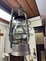 Alte Petroleumlampe aus Metall mit Glas, gebrauchter Zustand