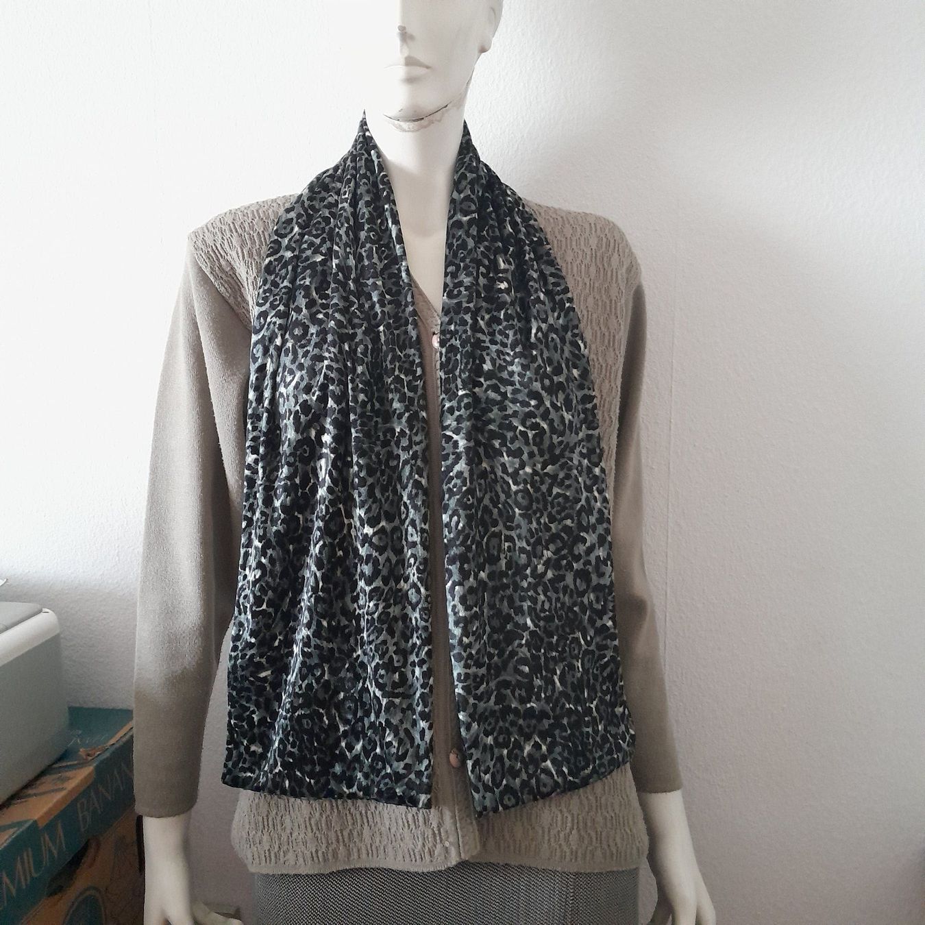Foulard & Sciarpe: Schicker Loop Schal, schwarz mit Leo Print, Herbst Winter – Usato da Horgen venduto da Amanda30