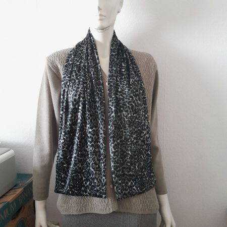 Schicker Loop Schal, schwarz mit Leo Print, Herbst Winter