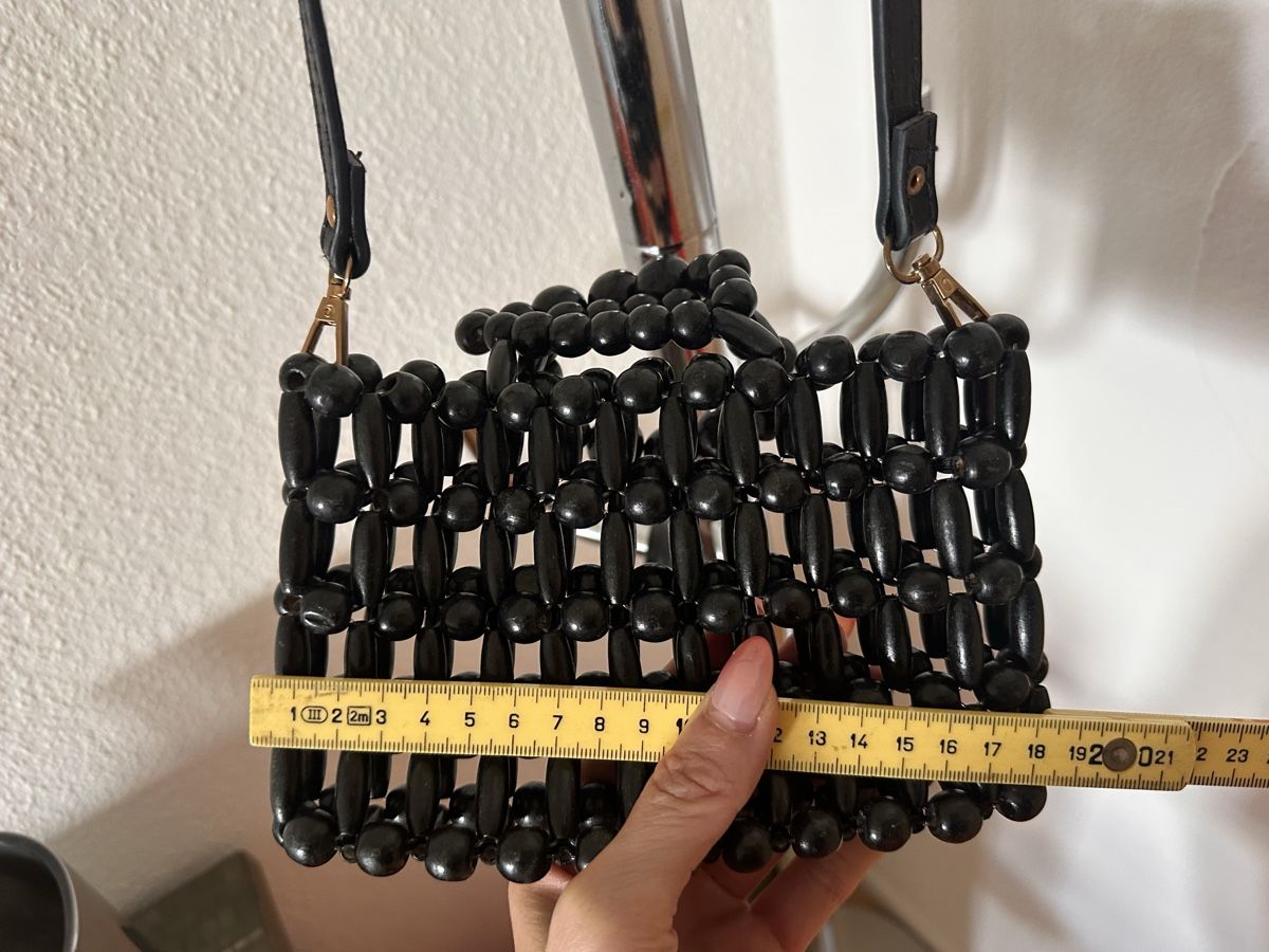 Borse da donna: Kleine Handtasche mit Holzperlen – Usato da Basel venduto da uyuni01 2