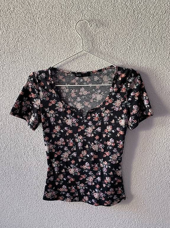 T-shirt: Blümchen Shirt – Usato da Wahlen b. Laufen venduto da Jeanine_T