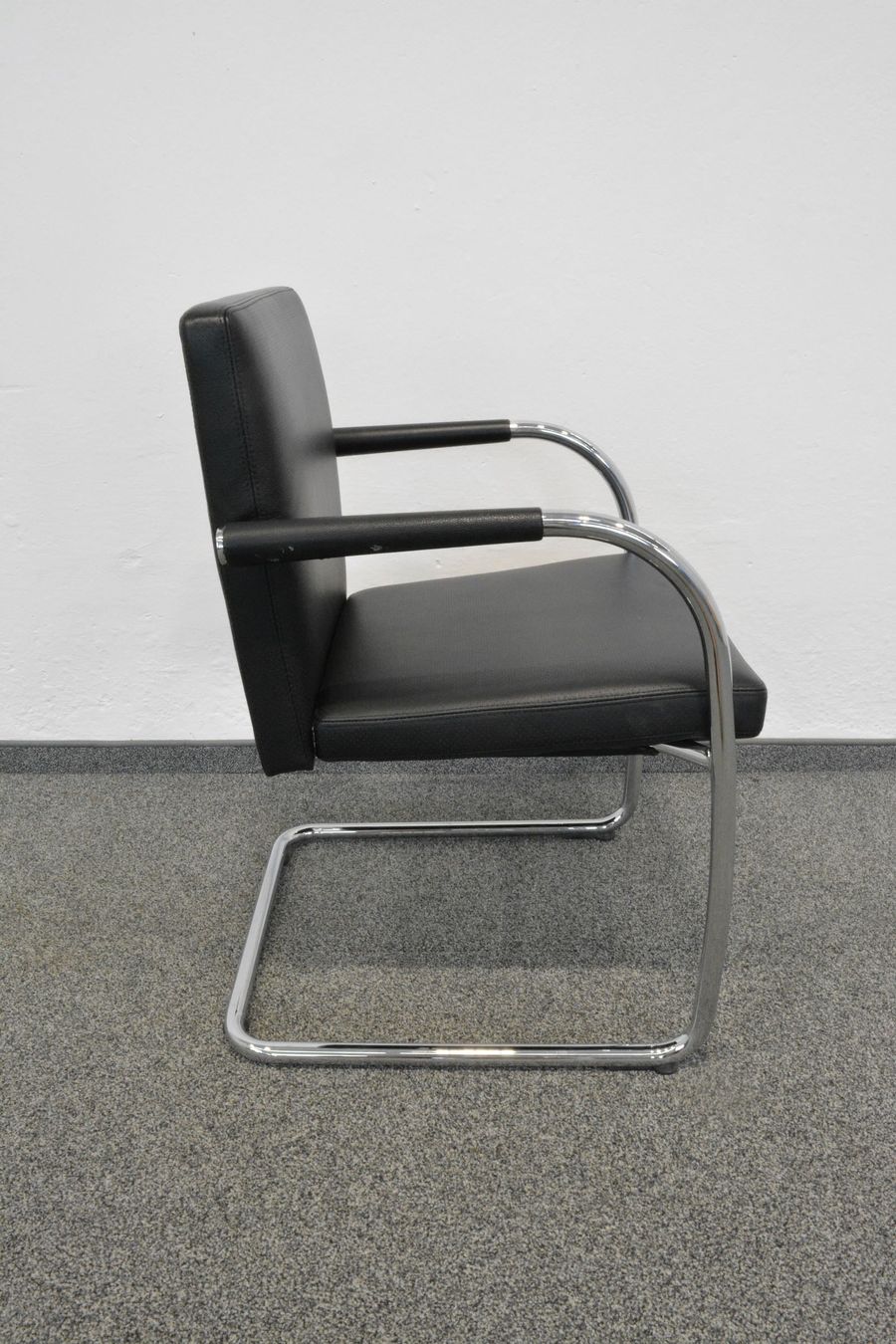 Vitra Sedie: Vitra Visasoft Freischwinger Premium Leder Schwarz – Usato da Schönenwerd venduto da mcofficeshop 2