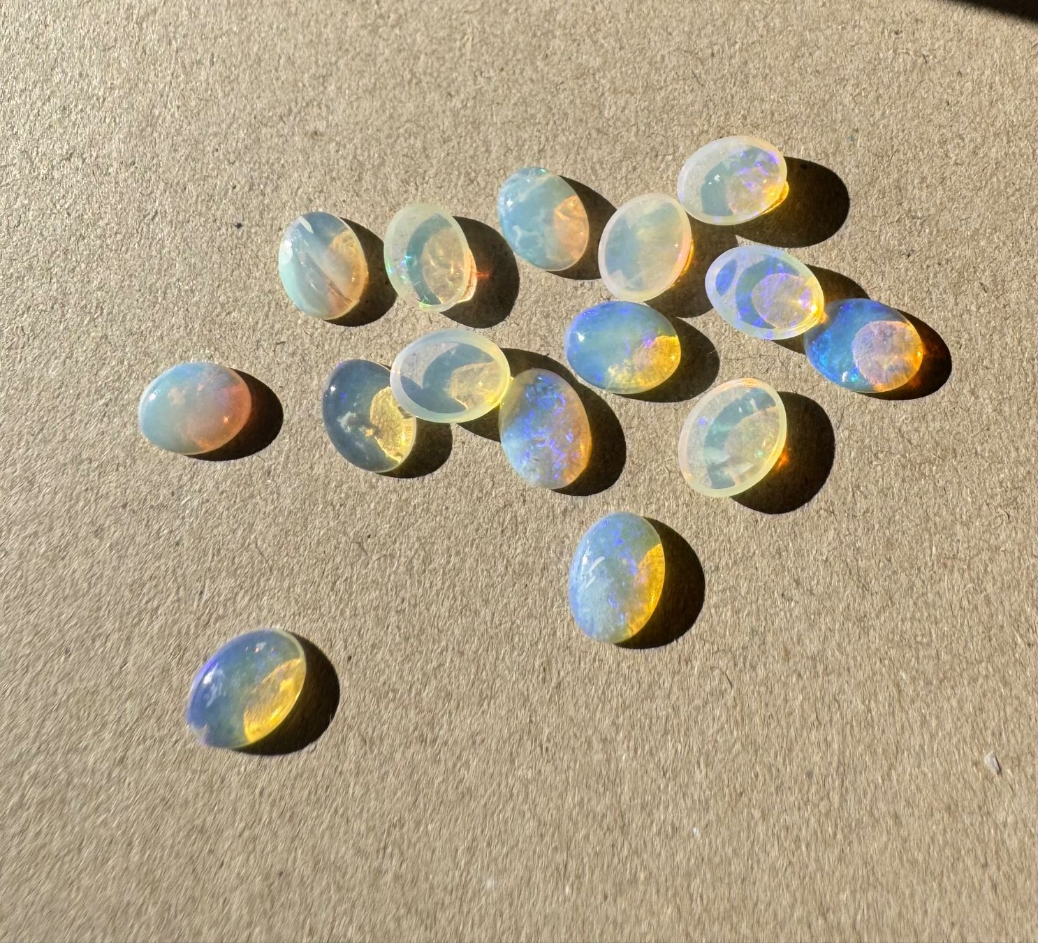 Fossili: 15  Stk  Cabochons Opal  Tropfen   echt winzig OPALE  SET – Nuovo e nell'imballaggio originale da Leuggern venduto da gemshow 1