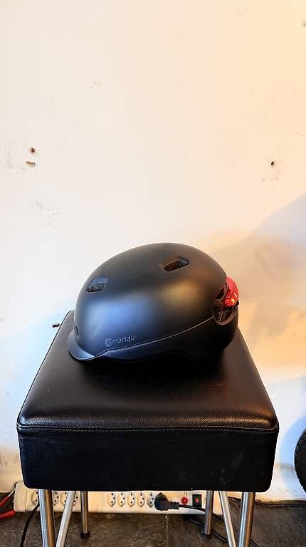 Caschi: Mart4q Helm mit rück Licht Rot LED – Usato da Unterseen venduto da beE-Scooter 1