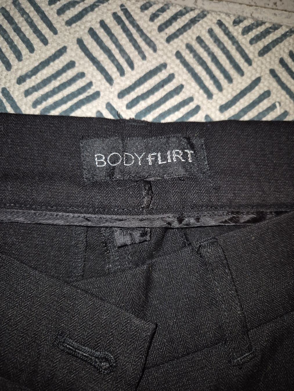 Pantaloni: Schwarze Stoffhose Bodyflirt M – Usato da Obfelden venduto da Spielsachenschweiz 1