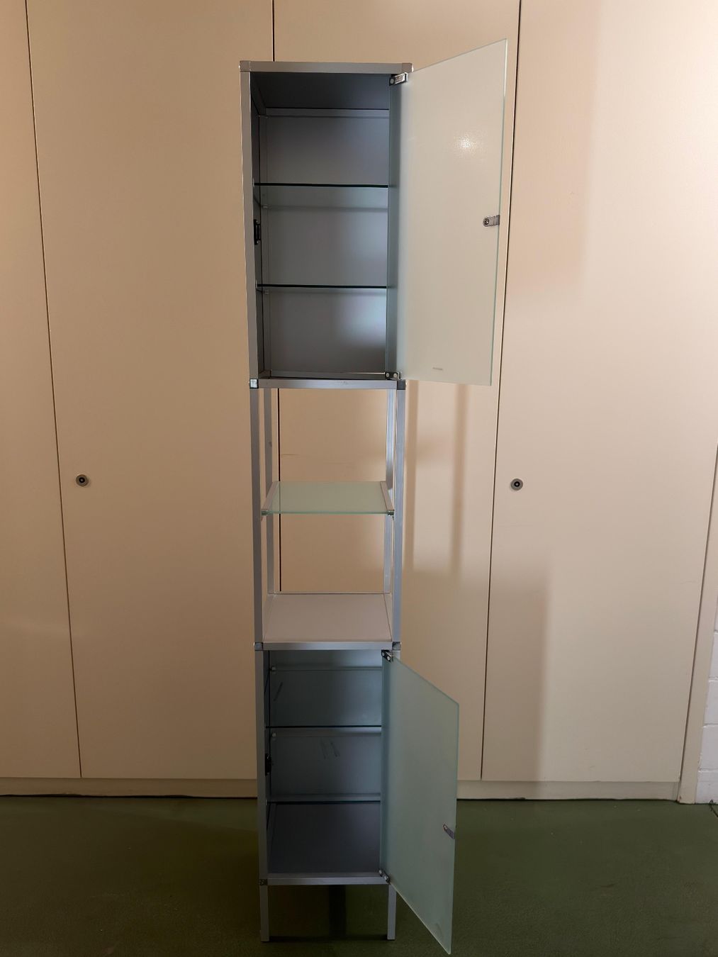 Armadi: Schmaler Vitrinenschrank mit Milchglas – Usato da Au ZH venduto da bpu_sp7d 1