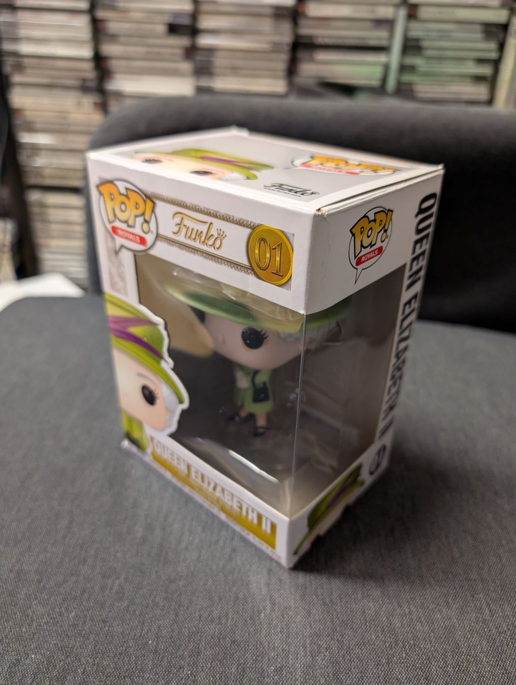 Funko Statuette: Funko pop 01 queen Elizabeth II – Usato da Giubiasco venduto da Ticinerd