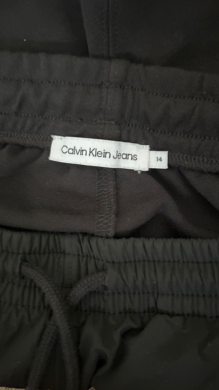 Calvin Klein Pantaloni: Pantalon Calvin Klein noir, taille S – Nuovo (secondo la descrizione) da St-George venduto da elena27 2