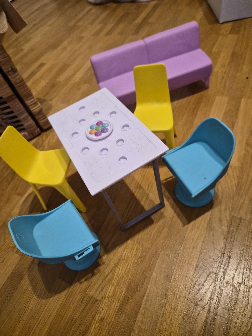 Spielzeuge: tavolo, sedie e divano  – Gebraucht aus Reinach BL von Glitterlol