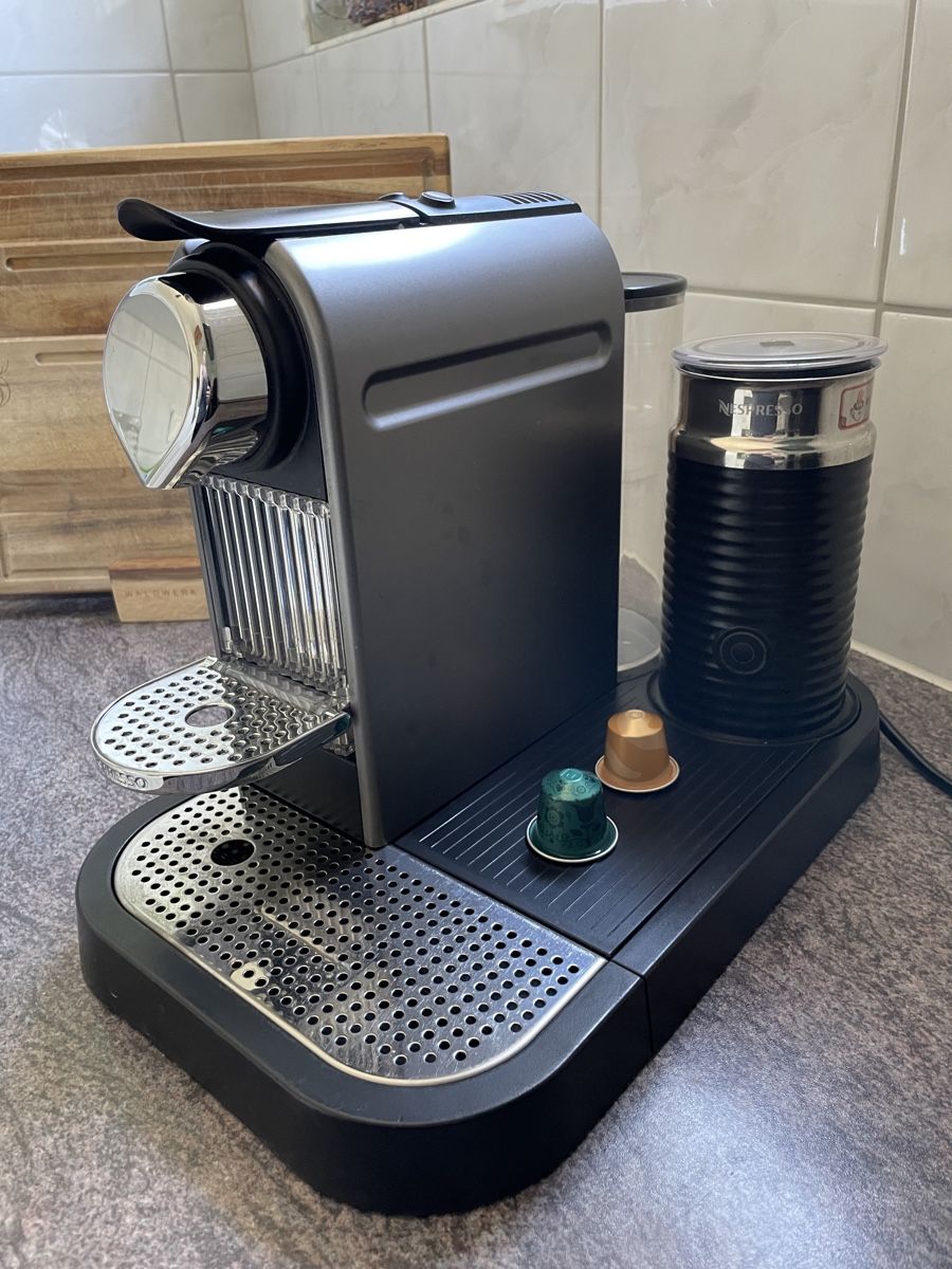 Nespresso Machines à café & Machines à expresso: Nespresso Kaffeemaschine mit Milchaufschäumer  – D'occasion à Dottikon par JP_13 1
