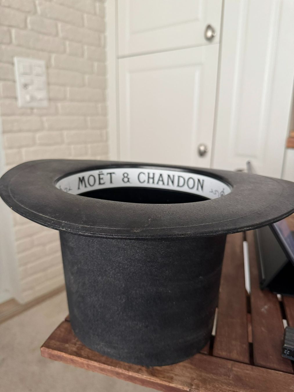 Moet Autres: Champagner kühler in Hut form moet und chandon – D'occasion à Vaduz par Greenturtle