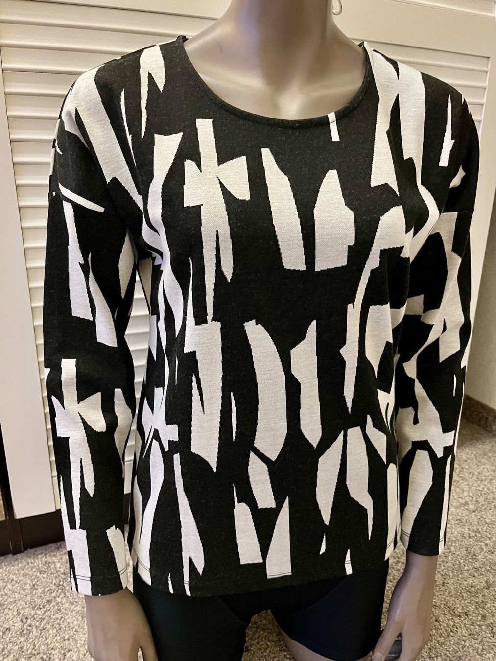 Maglioni & Felpe: Stylischer leichter Pullover/Shirt, gemustert, GrM/40-42 NEU – Nuovo (secondo la descrizione) da Adliswil venduto da eri.40