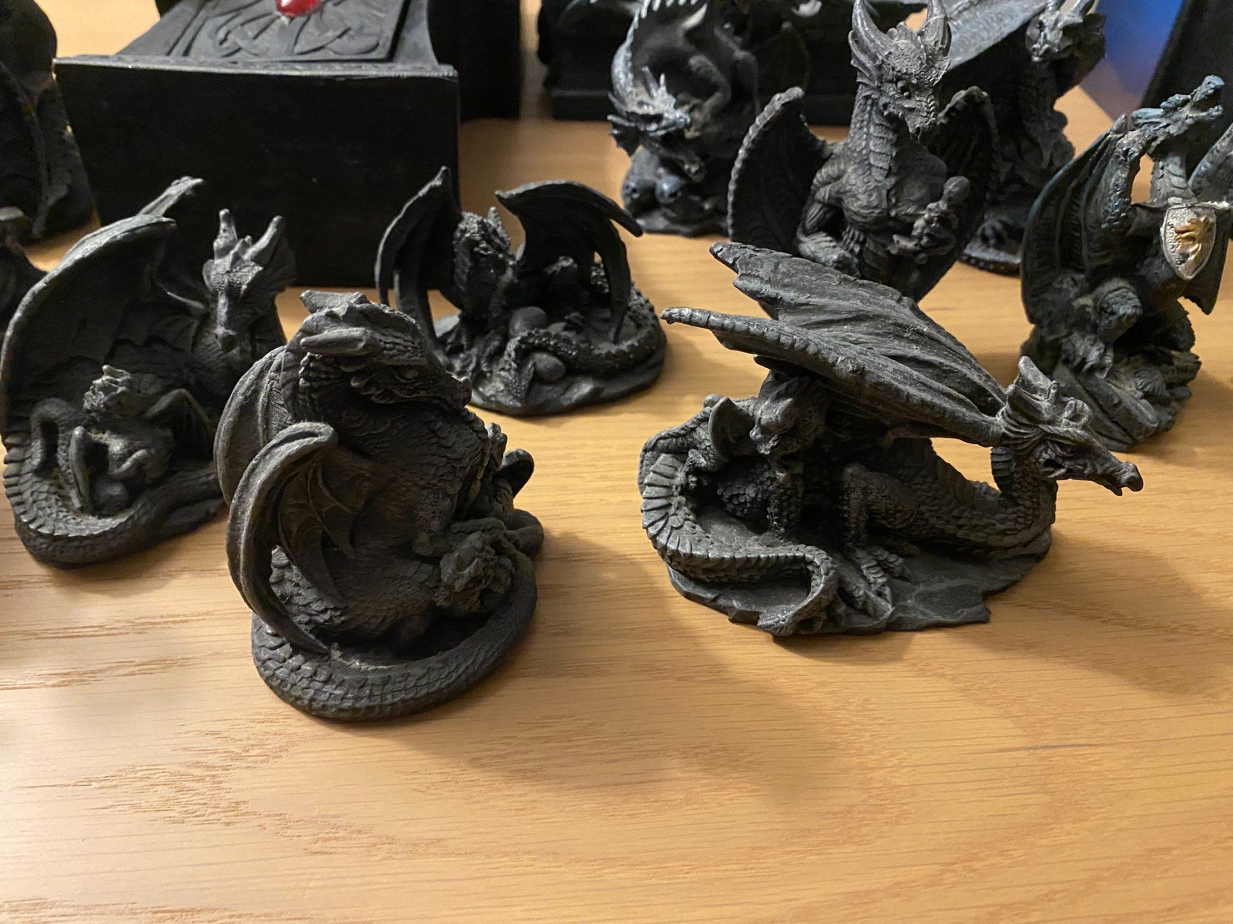 Statuette: Drachenfiguren, Grabstein und Truhe – Nuovo (secondo la descrizione) da Bern venduto da Maschgulain 4