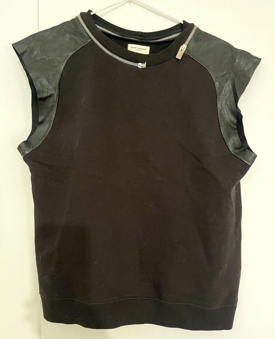 Saint Laurent Tops: Joli Top Saint Laurent – Gebraucht aus Genève von Annilu
